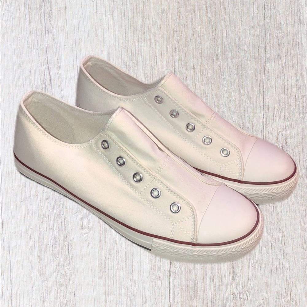- 💕NWOT! No tie sneakers 💕